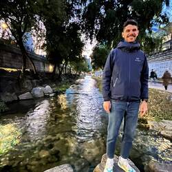Ein städtischer Minifluss mit angelegten Spazierweg - idyllisch in dieser großen Stadt.
