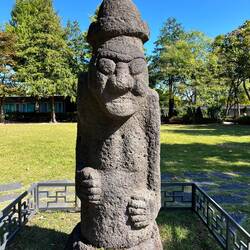 Diese Statuen standen früher vor wichtigen Bauten, Grundtücken, um Böses abzuhalten