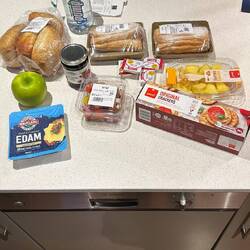 Einkauf: Zweimal Frühstück und süsses