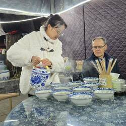 Im nächsten Restaurant. Teeverteilung