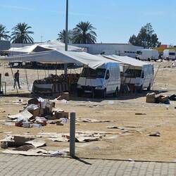 Mein Gott... dieser Müll überall. Dort war die Kirmes. Müllabfuhr war nicht zu sehen.