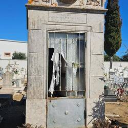 Familiengrab, gruselig mit der zerrissenen Gardine. 👻👻