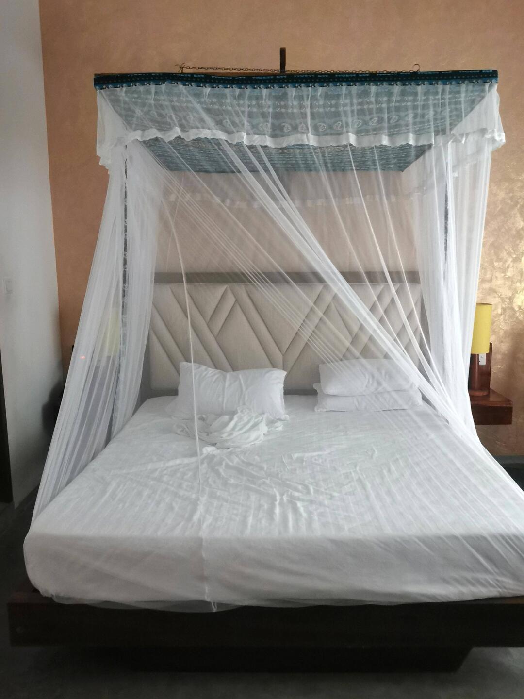 Mein Bett mit Moskitonetz