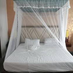 Mein Bett mit Moskitonetz