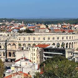 Von oben wirkt es schon mächtig. Früher passten hier 23.000 Zuschauer rein