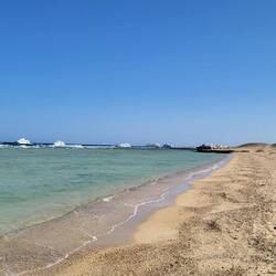 Chemin du bord de plage depuis notre hôtel jusqu'à la baie 😎