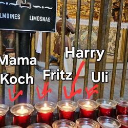 Hier haben wir ein paar Kerzen für unsere Lieben angezündet. 🥰