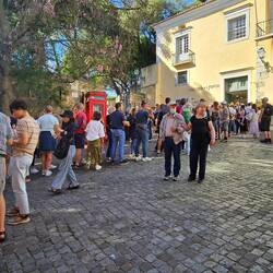 De rij voor het kasteel.