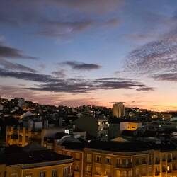 Avondlucht boven Lissabon.