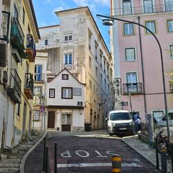 Allemaal smalle steile straatjes.