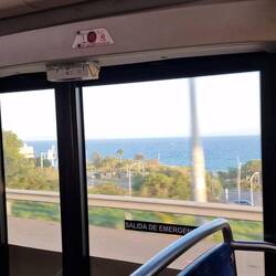 Mit dem Linienbus am Meer entlang. - Hat was.