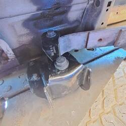 Beifahrerseite in neu deshalb auch kein Loch in der Ladefläche ;)