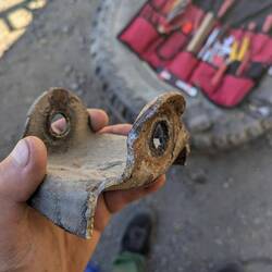 Rost an manchen Stellen der Bruchkante weisen darauf hin, dass es schon länger angebrochen war.