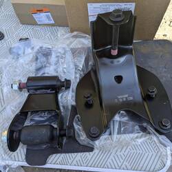 Neue Schraubbare Teile und Gummis.