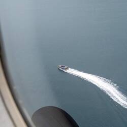 Da unten fährt das Whale Watching Boot...