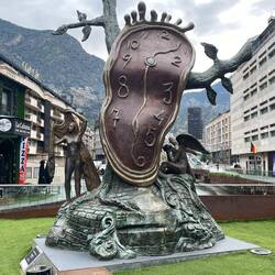 Uhrenskulptur von Salvador Dali