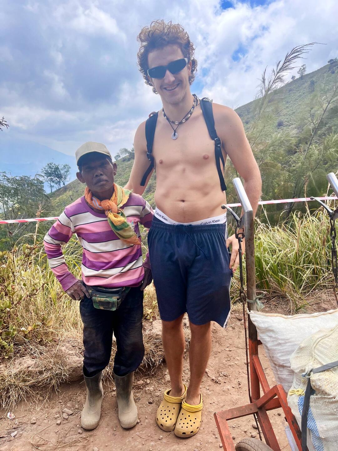 ein absolut unglaubliches Foto. Dieses Männchen schleppt 70 Kilo aus dem Krater raus.