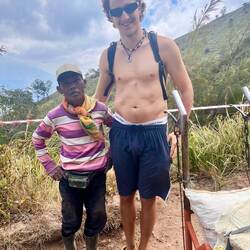 ein absolut unglaubliches Foto. Dieses Männchen schleppt 70 Kilo aus dem Krater raus.