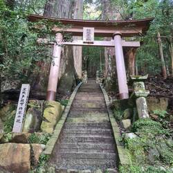 ...sowie Schreine am Wegesrand inklusive Sammelstempel für Pilger