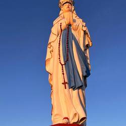 Auffallend ist hier, dass es sehr viele Kirchen gibt und wie man sieht auch eine große Madonna