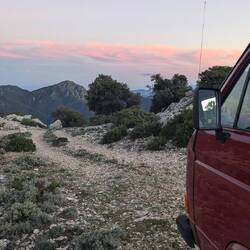 Stellplatz am Rande des Bergplateaus