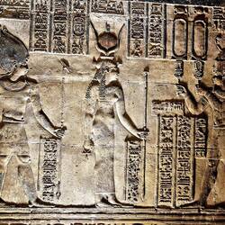 Die Göttin Hathor mit Sonne über dem Kopf und Kuhhörnern