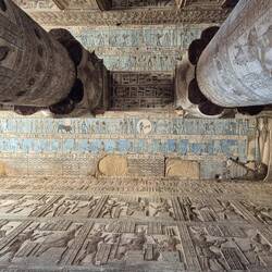 Decken im Hochrelief gearbeitet