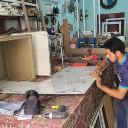 Bem Tischler haben wir uns neue Platten für unseren Tisch sägen lassen. Alu-Bond-Sandwichplatten.