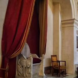 Der Marmor-Thron