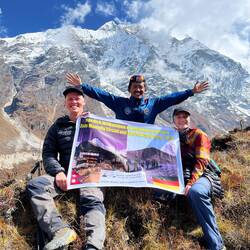 Wir mit unserem Guide Ang Dawa vor dem Ganesh Himal