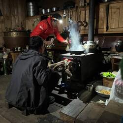 Kochen auf einem alten Holzofen in der Küche des Klosters