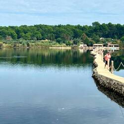 Trockenmauer zur Begrenzung der Fischteiche - mit dem Fahrrad etwas eng