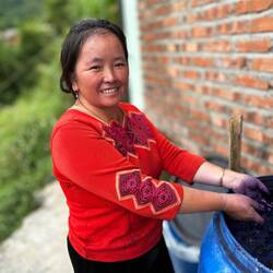 Die entsprechenden Stoffe mit selbst hergestelltem Indigo gefärbt