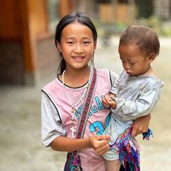 Hübsches Mädchen mit ihrem kleinen Bruder