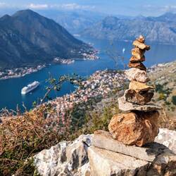 Zwei Steine aufgesetzt