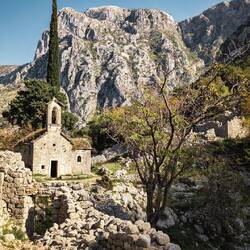 Idyllische Pause auf dem Wanderweg