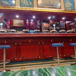 Der Tresen mit Pintxos auf Weinglas