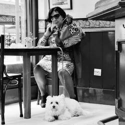 Spanische Dame telefoniert