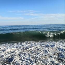 Links im Bild schwimmt Matthias in der Welle