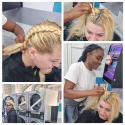 Im Waschsalon vertrieb man sich derweil die Wartezeit mit neuen Frisuren