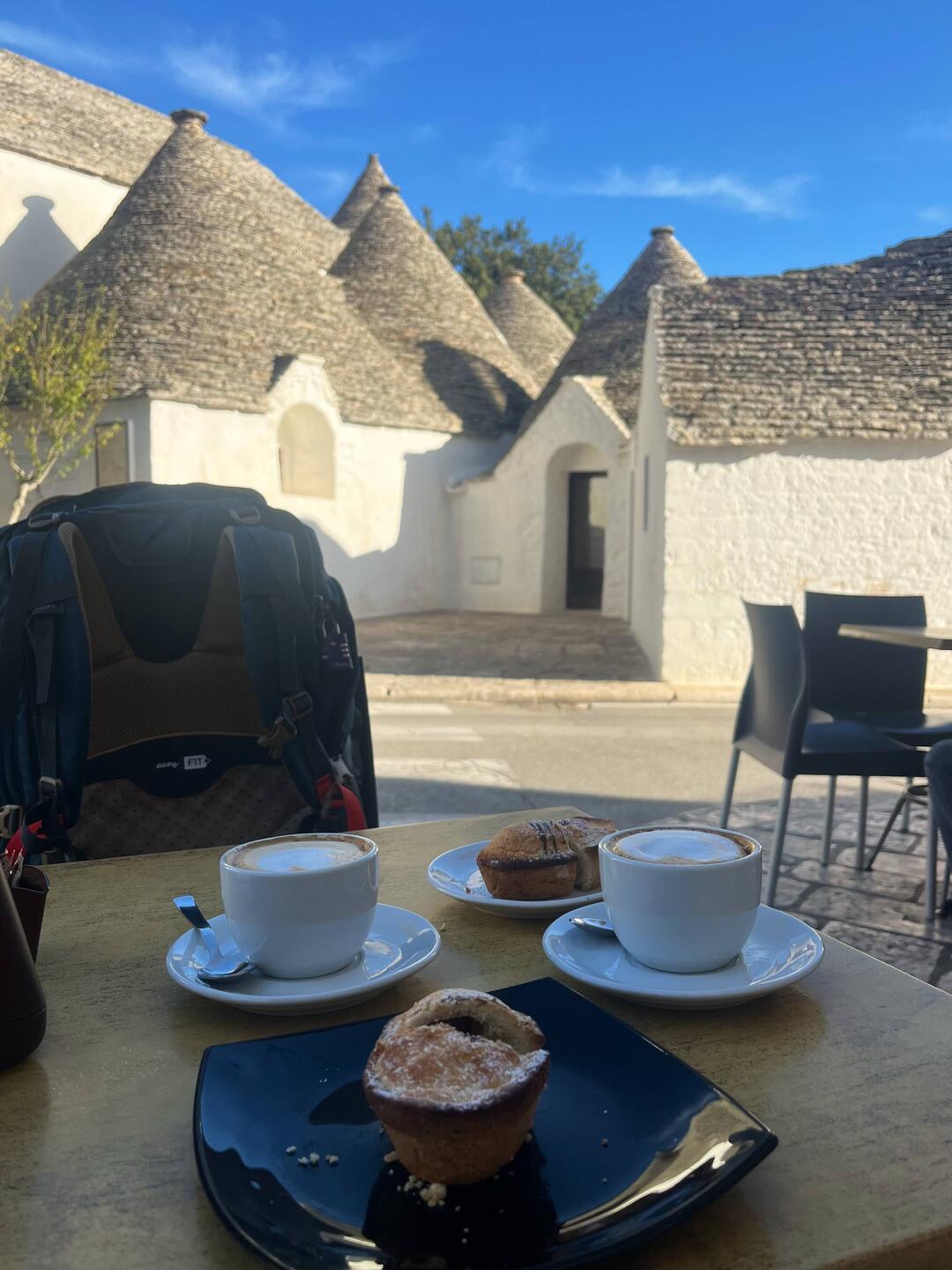 Cappuccino et pasticciotto en face des trulli