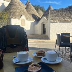 Cappuccino et pasticciotto en face des trulli