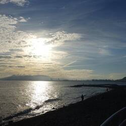 Oft geht es direkt am Meer entlang - in der Ferne sieht man schon Malaga