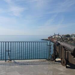 Als Balcon de Europe wird diese Terrasse etwas übertrieben bezeichnet