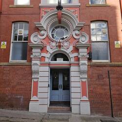 Étonnante façade (n'hésitez pas à zoomer sur le lapin vampire -> véridique!).