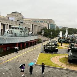 Ein ganzer Park von Kriegsgerät beim Museum