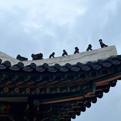 Das typisch gewölbte Dach eines traditionellen Koreanischen Hauses