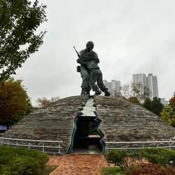 Das Denkmal einer Hoffnunung: ein Südkoranischer Soldat umarmt einen Nordkoreaner