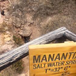 Aus dieser kleinen Öffnung kommt das Salzwasser direkt aus dem Berg und füllt die Becken