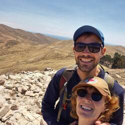 Der Wanderweg im Hintergrund